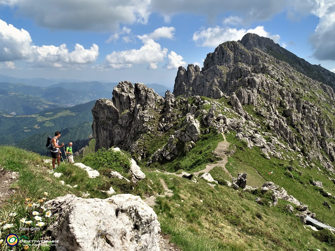 72 Salendo a Cima Croce bella vista in Cima Alben appena salita.JPG
